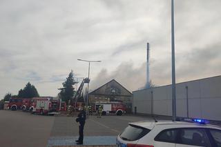 Poważny pożar pustostanu w Pniewach. Zagrożony pobliski market