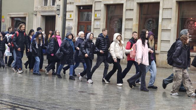 Polonez dla Fredry 2025 we Wrocławiu. Maturzyści zatańczyli na Rynku [ZDJĘCIA]