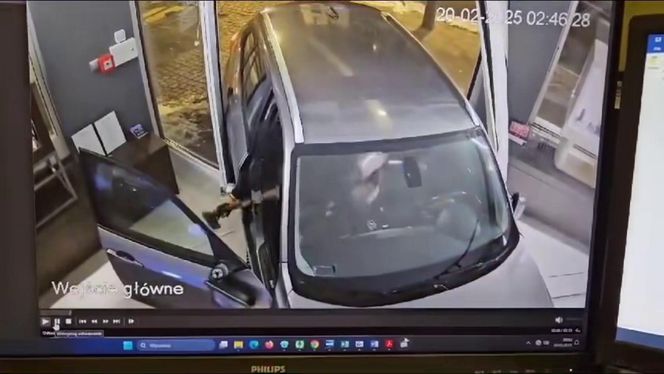 Wjechali autem do jubilera, a potem uciekli z łupem! Jest nagranie z napadu