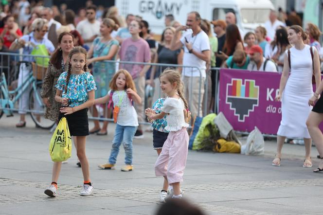 Potańcówki przed Teatrem Śląskim w Katowicach. "Roztańczony Wyspiański" porwał tłumy