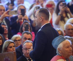 Fałszywy ksiądz zakłócił mszę z udziałem prezydenta Nawrockiego
