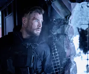 Jeden z największych hitów Netfliksa powraca, a w nim płonący Chris Hemsworth. “Tyler Rake 2” przebije “jedynkę”?