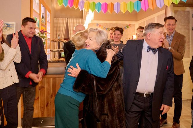 Na Wspólnej, odc. 4000. Maria (Bożena Dykiel), Włodek (Mieczysław Hryniewicz), Roża (Halina Rasiakówna), Michał (Robert Kudelski), Darek (Michał Mikołajczak), Franek (Nathan Czyżewski)