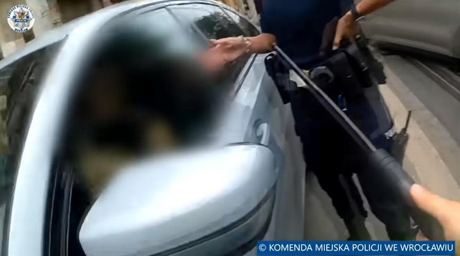 Wrocław. Policjanci rozbili szybę i siłą wyciągnęli 45-latkę z BMW. Nie chciała wysiąść [ZDJĘCIA].