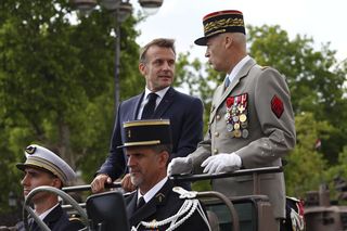 7 tys. żołnierzy na Polach Elizejskich. Macron zapowiada miliardy na siły zbrojne 