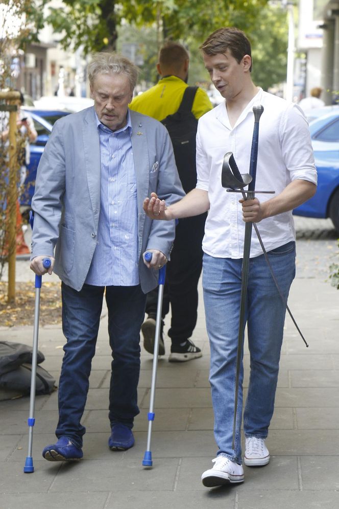 Kowboj o kulach. Tak Olbrychski wraca do zdrowia po operacji