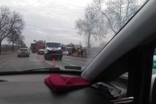Zderzenie busa z autem dostawczym na DK2 za rondem w Ujrzanowie