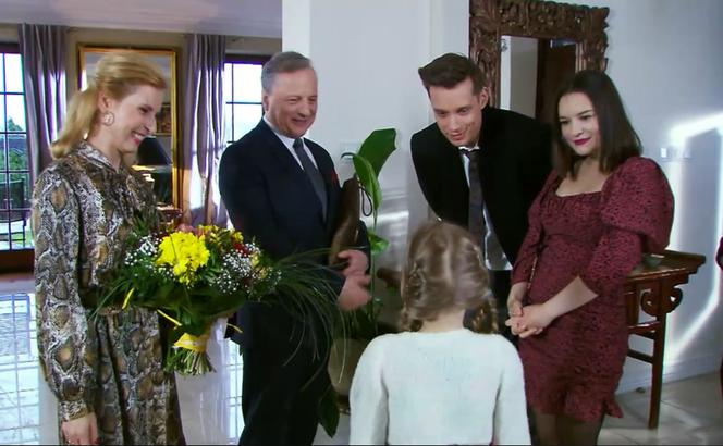 Na Wspólnej odc. 3298.  Justyna Zakościelna (Magdalena Kacprzak), Darek Żbik (Michał Mikołajczak), Kasia (Julia Chatys), Zakościelny (Dariusz Niebudek), Marysia (Zuzanna Wieleba)