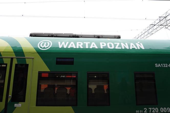 Pociąg Kolei Wielkopolskich w barwach Warty Poznań