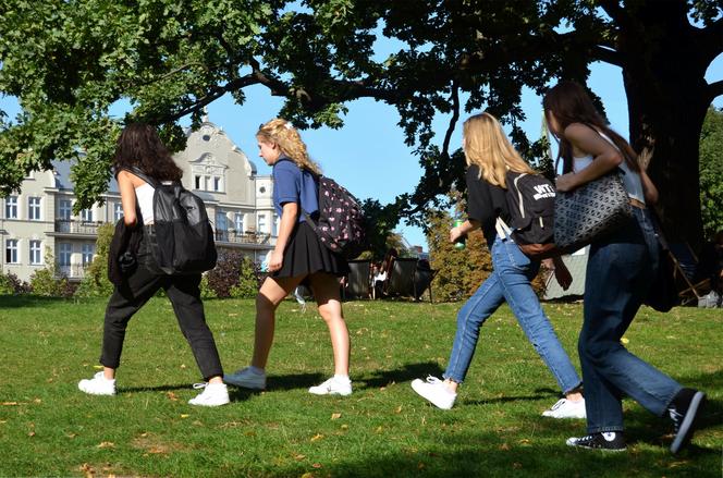 Wakacje 2022 KRÓTSZE niż rok temu? Uczniowie mają powody do radości!