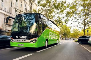 Flixbus w nocy zostawił 70-latkę na stacji benzynowej. Kobieta była zdana na siebie