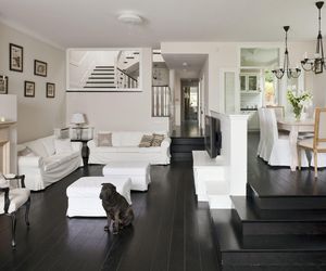 Wnętrza z podestem i podłogą na różnych poziomach