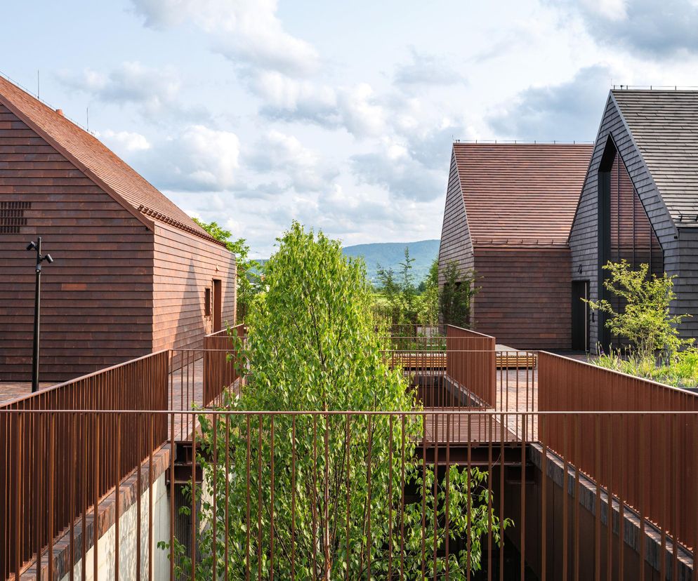 12 | Jednakowa ceramiczna okładzina ścian i dachów z ukrytymi rynnami