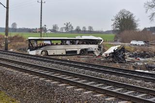 Kierowca autobusu zginał na torach, zamknięty w śmiertelnej pułapce