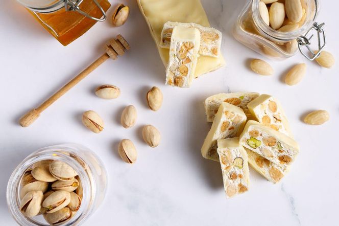 nugat torrone z migdałami i pistacjami
