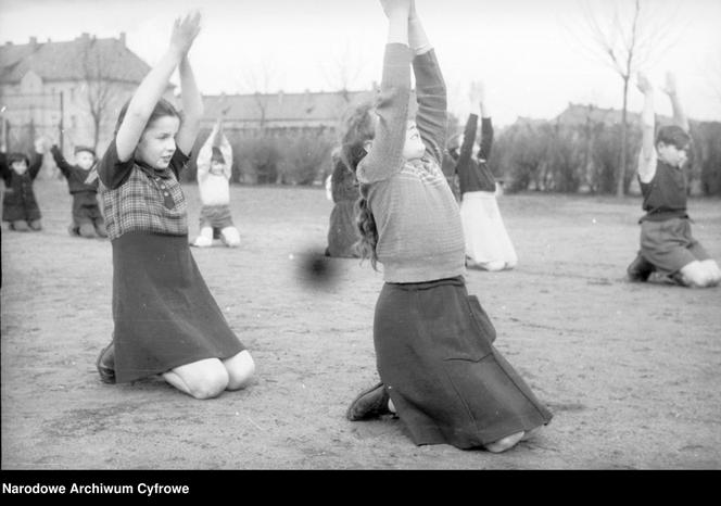 Plac zabaw dla dzieci przy Zarządzie Miejskim w Poznaniu, 1948-1949