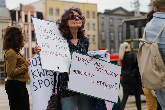 "Ani jednej więcej". W Katowicach protestowali po śmierci Doroty. "Macie klauzulę, nie macie sumienia"