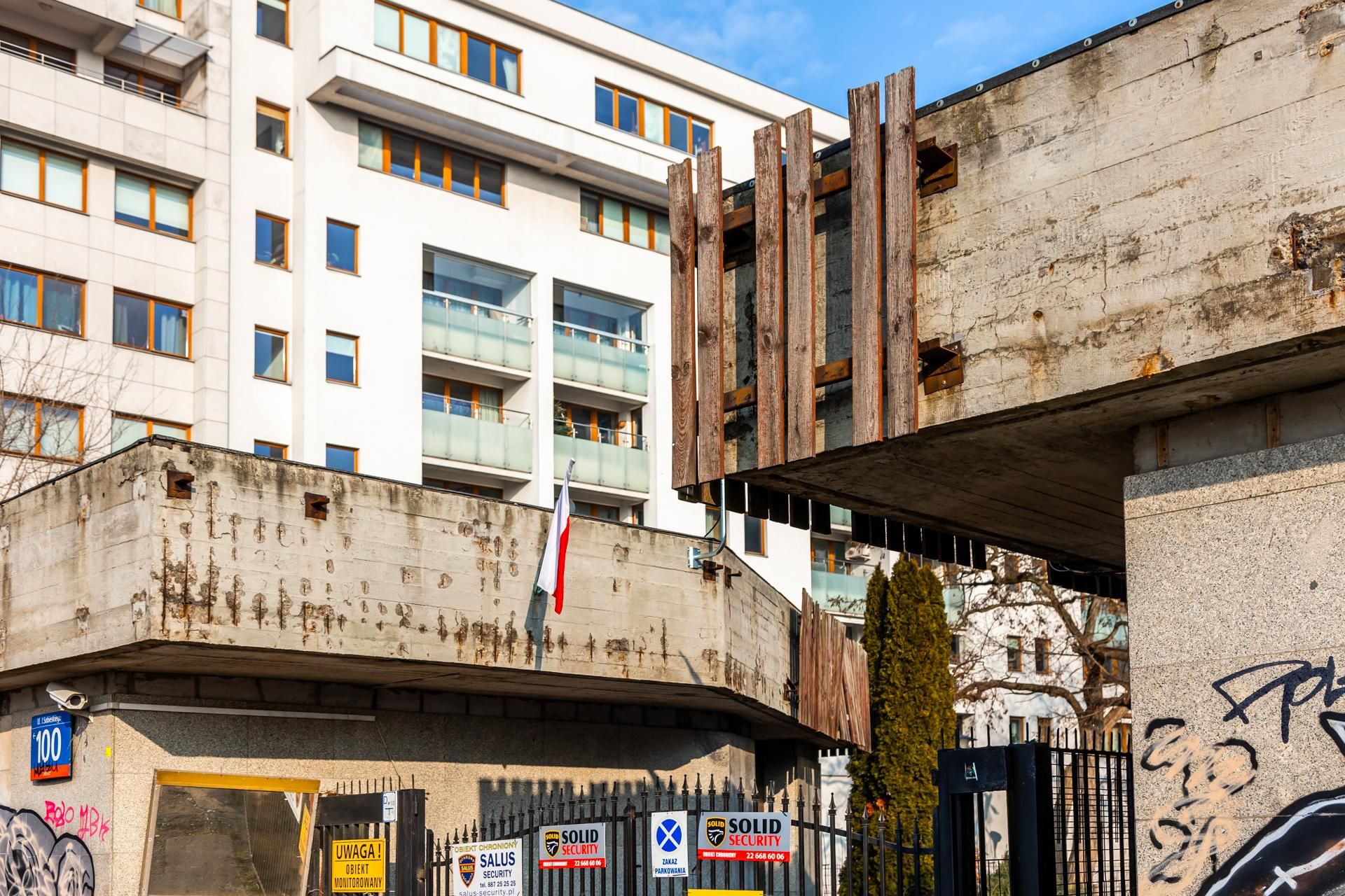 Szpiegowo, blok na Sobieskiego 100 w Warszawie