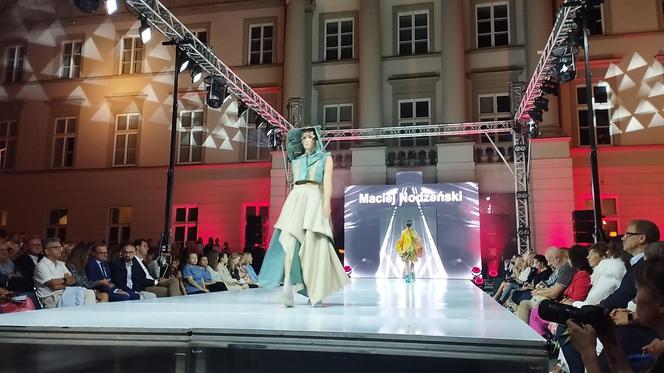 RADOM FASHION SHOW