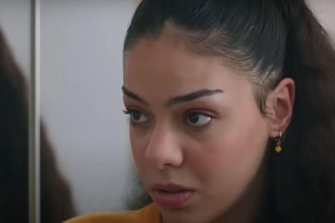 Widać jednak, że dziewczynie spodobał się nowy look 