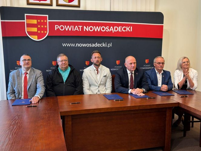 Podpisanie umowy na utworzenie w Krynicy-Zdroju klasy o profilu hokejowym
