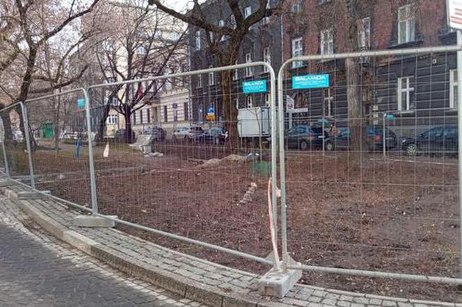 Plac Biskupi gotowy jeszcze w tym roku? Mieszkańcy tracą nadzieję