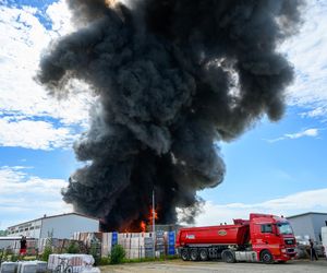 Potężny pożar w Tarnowie. Płonie hurtownia zniczy, na miejscu ponad 25 zastępów straży!