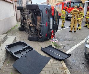 Dramat w Chełmnie. Kierowca wjechał w grupę ludzi. Pięć osób rannych, w tym dzieci [ZDJĘCIA]