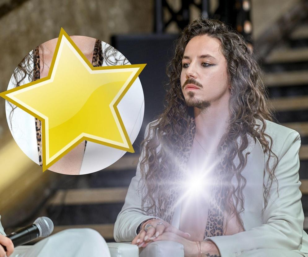 Michał Szpak z gołą klatą