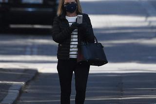 Małgorzata Tusk w maseczce na krótkim spacerze po zakupach [ZDJĘCIA]