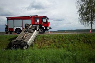 Zjechał na przeciwny pas drogi i dachował. 19-latek w szpitalu