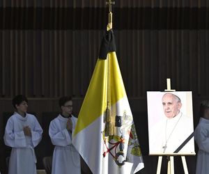 Warszawa żegna papieża Franciszka. Poruszające wpisy w Archikatedrze 
