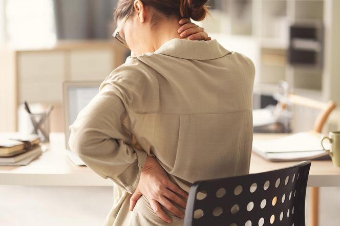 Syndrom kanapowego biura może wykończyć twój kręgosłup. Prosty nawyk szybko zmniejsza ból pleców 