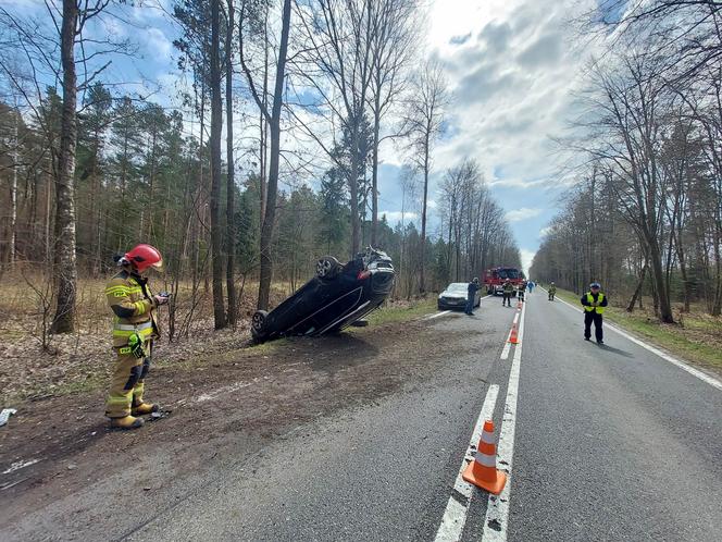 Pod Lubienią dachowało auto osobowe. Jedna osoba poszkodowana