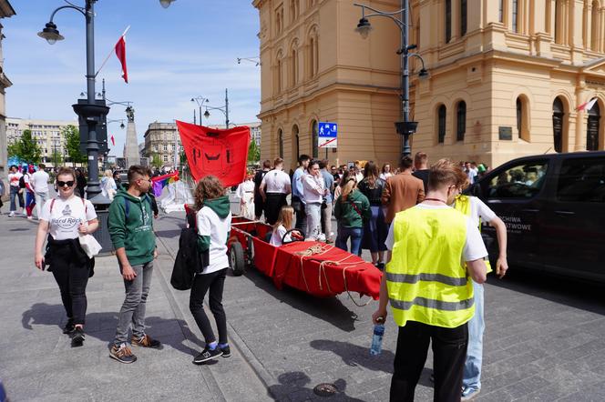 Pochód Juwenaliowy Łódzkich Uczelni. Studenci przejęli Łódź! [ZDJĘCIA]