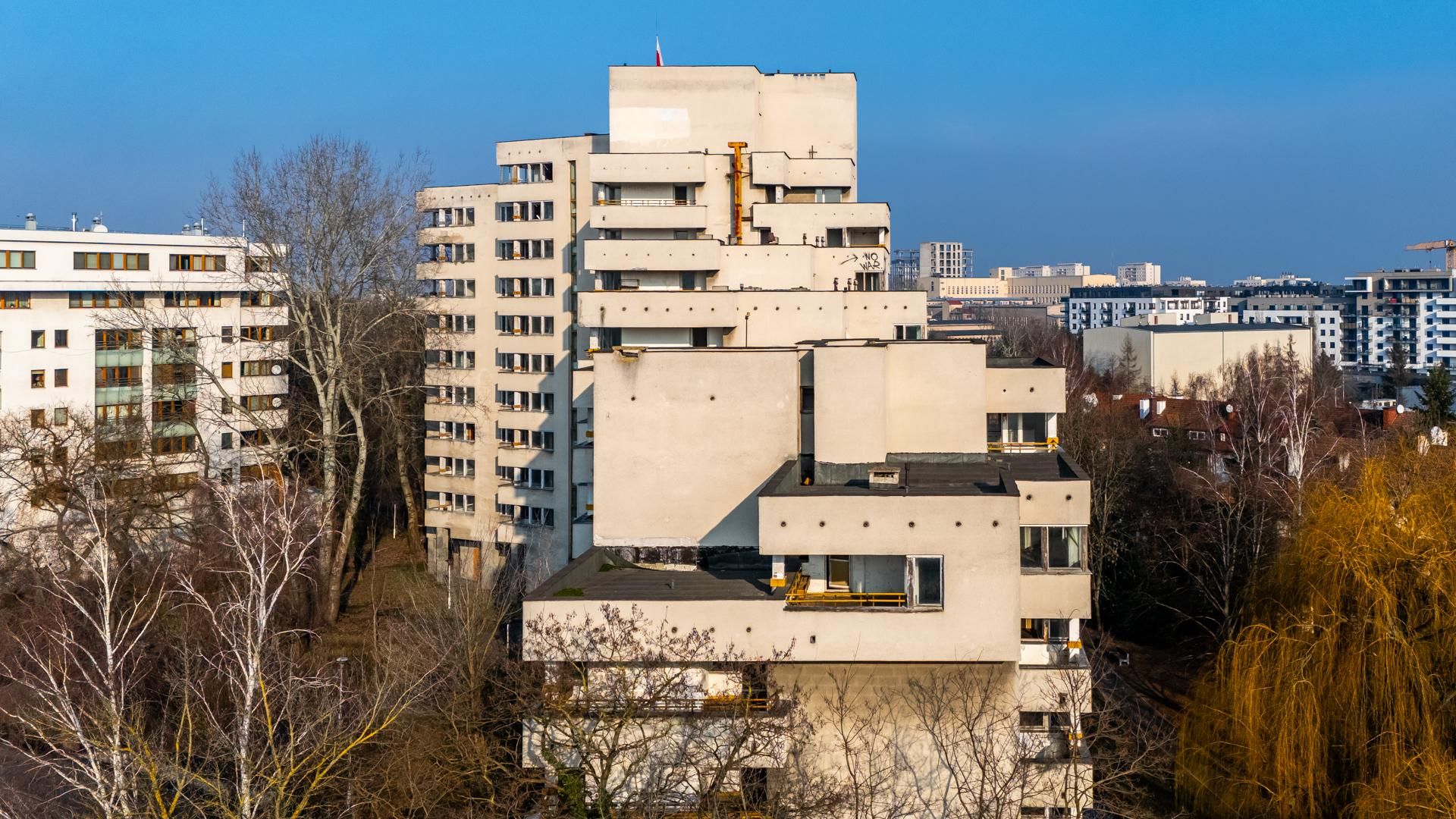 Szpiegowo z lotu ptaka. Blok na Sobieskiego 100 w Warszawie