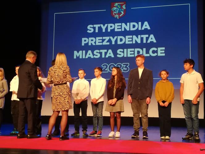 Stypendystom prezydent Andrzej Sitnik wręczył Listy Gratulacyjne