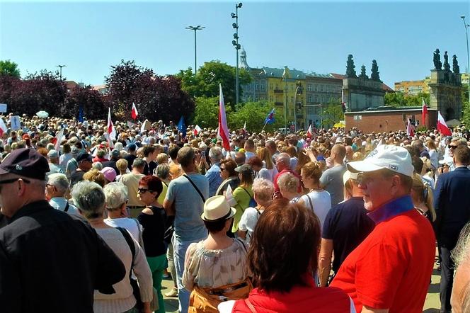 Manifestacja 4 czerwca na placu Solidarności w Szczecinie