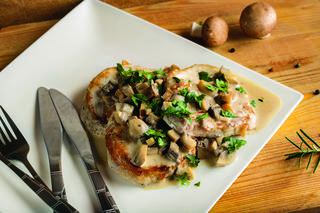 Schab z grzybami - pomysł na smaczny niedzielny obiad [WIDEO]
