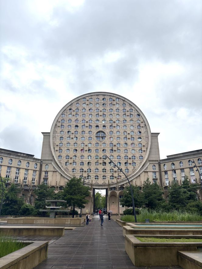 Picasso's Arenas. Budynek mieszkalny położony w Noisy-le-Grand pod Paryżem