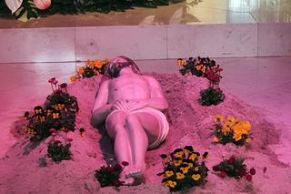 Nietypowe Groby Pańskie. Instalacje zaskakują i skłaniają do przemyśleń. Są w nich ukryte symbole 