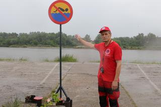 Na plaży w Górze Kalwarii stanął znak zakazu pływania. „Szkoda, że po tragedii”