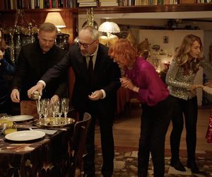 M jak miłość, zabawa sylwestrowa. Werner (Jacek Kopczyński), Andrzej Budzyński (Krystian Wieczorek), pani Ola (Ewa Kolasińska), Sylwia (Hanna Turnau), Viola (Magdalena Waligórska), Nadia (Mira Fareniuk)