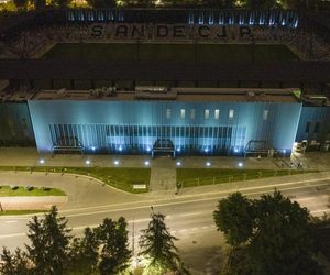 Tak wygląda iluminacja ścian sadionu przy ul. Kulińskiego. Robi wrażenie! [ZDJĘCIA] 