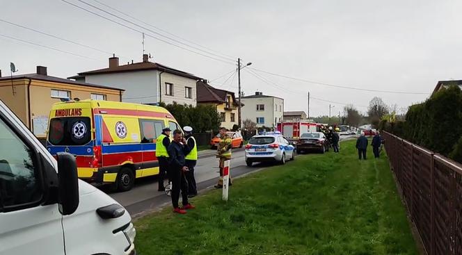 Wręczyca Wielka: 16-latek potrącony, gdy wysiadał z samochodu. Trafił do szpitala