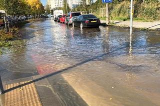 Ulica Abrahama jak rwąca rzeka. Mieszkańcy i pływalnia bez wody