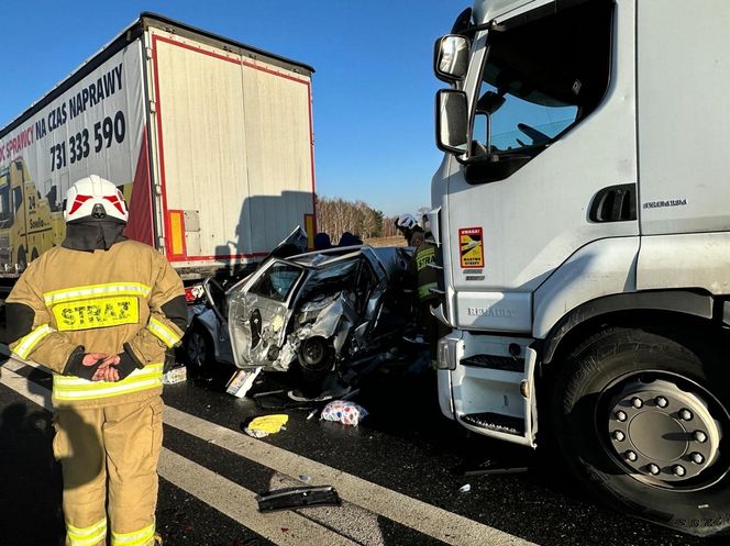 Wstrząsający wypadek pod Żyrardowem. Skoda zmiażdżona między dwoma tirami