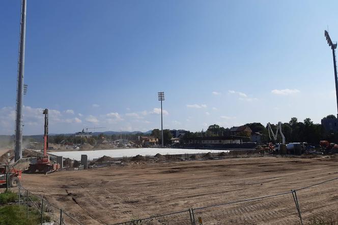 Jest tempo! Nowy stadion sportowy w Nowym Sączu rośnie  w oczach