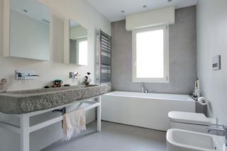 Biała łazienka z dodatkiem betonu