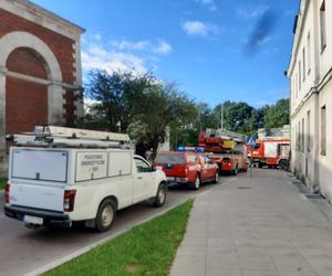 Pożar kamienicy na Starym Mieście w Zamościu. Kłęby dymu wydobywały się z poddasza